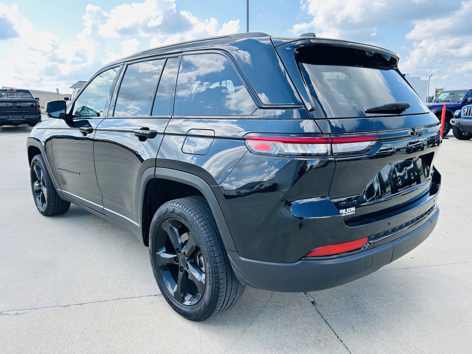 Used 2024 Jeep Grand Cherokee Limited w/ Luxury Tech Group II AWD/4WD image 40