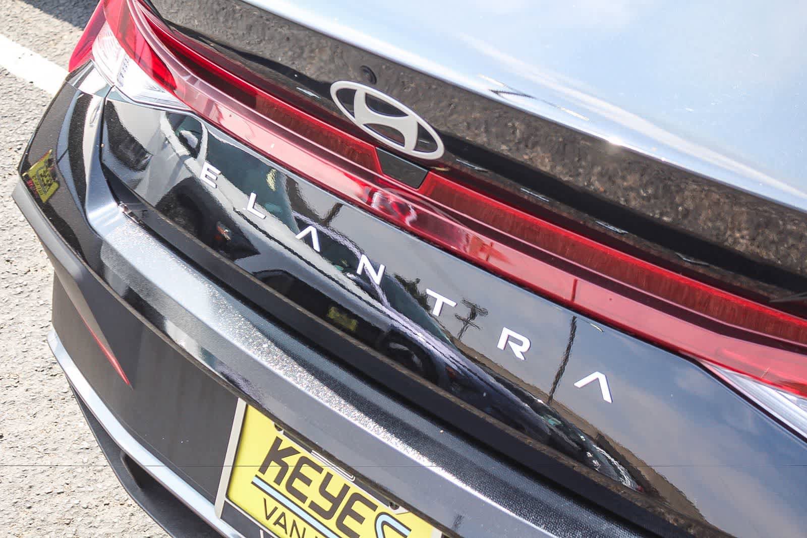 Certified 2025 Hyundai Elantra SE FWD image 9