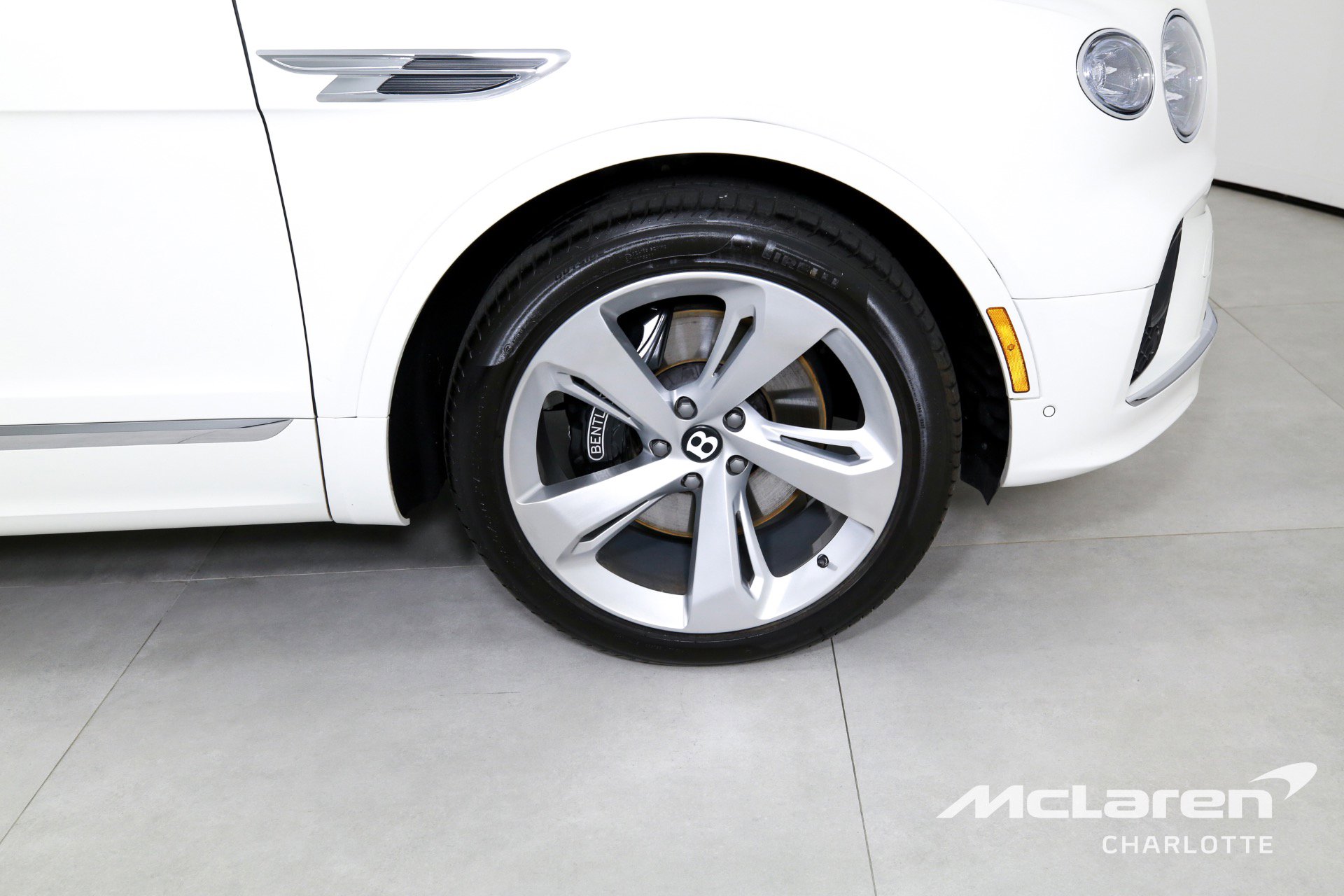 Used 2023 Bentley Bentayga Plug-In Hybrid image 33