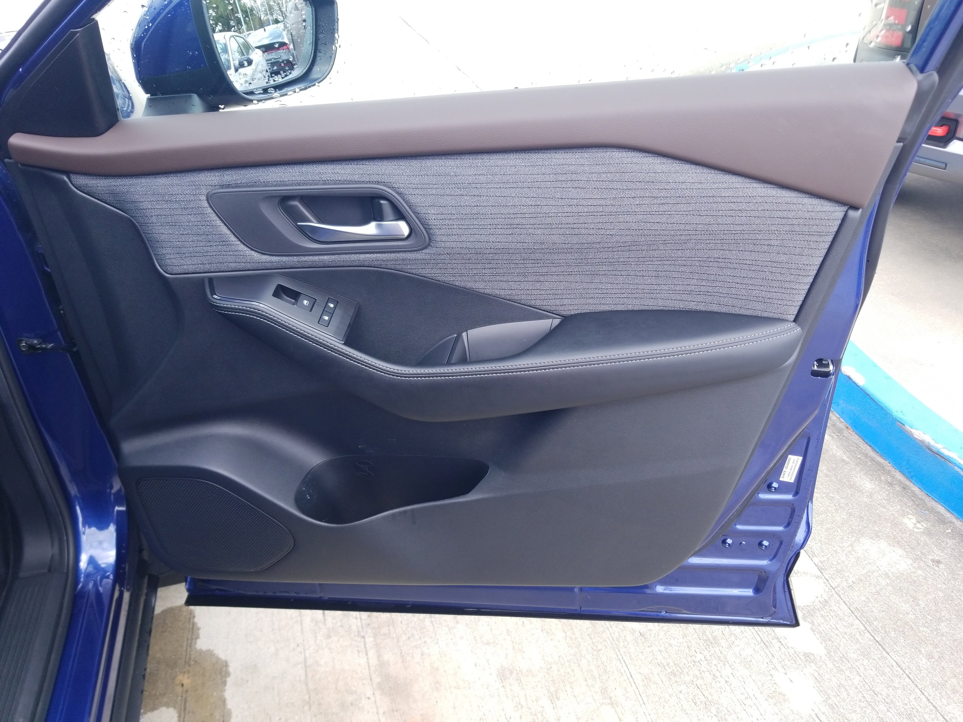 Used 2023 Nissan Rogue SV image 16