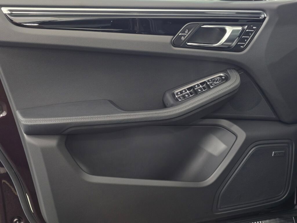 Certified 2025 Porsche Macan image 34