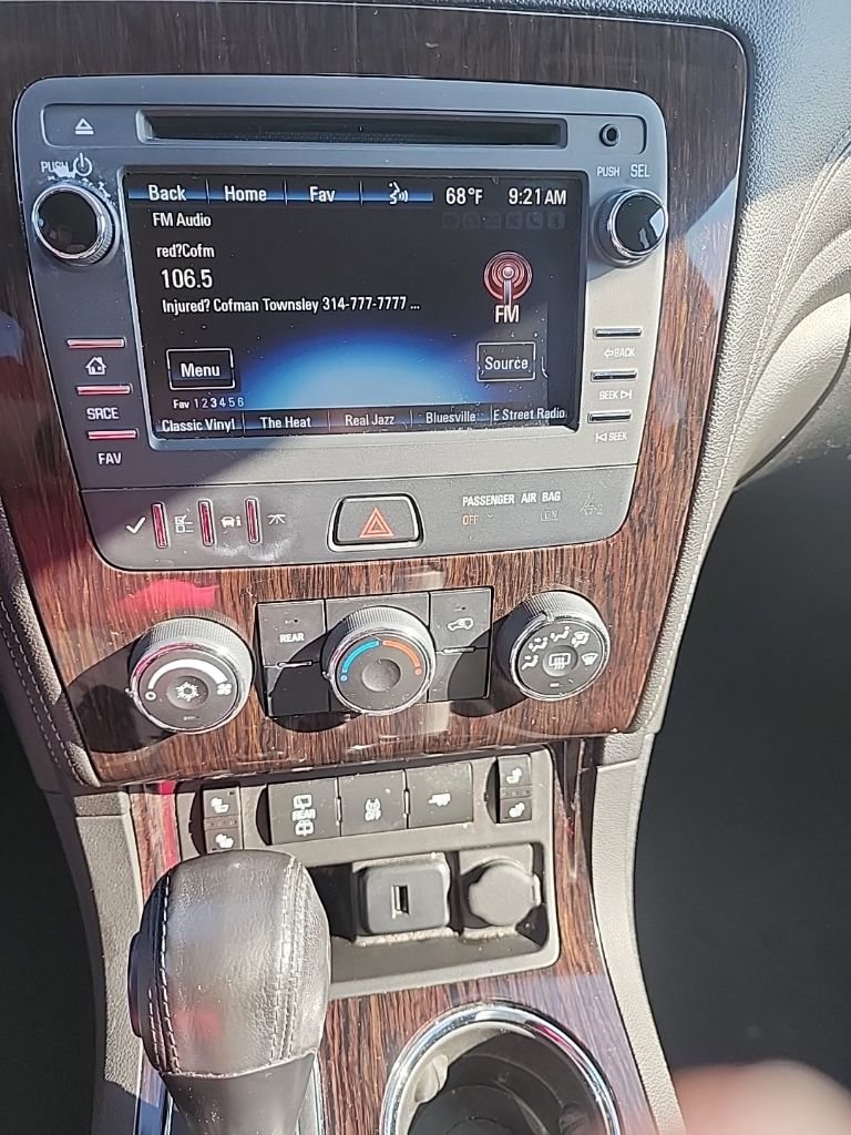 Used 2017 Chevrolet Traverse LT w/ Style and Technology Package image 14