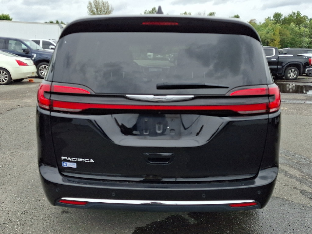 Used 2024 Chrysler Pacifica Touring-L FWD image 10