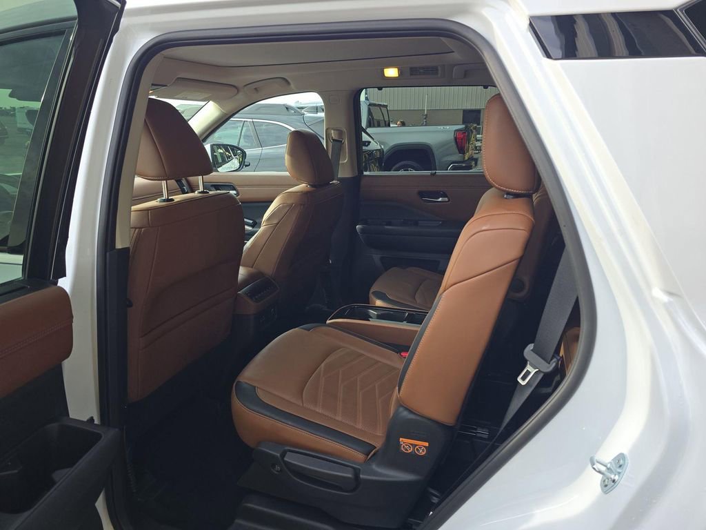 Used 2025 Nissan Pathfinder Platinum FWD image 10