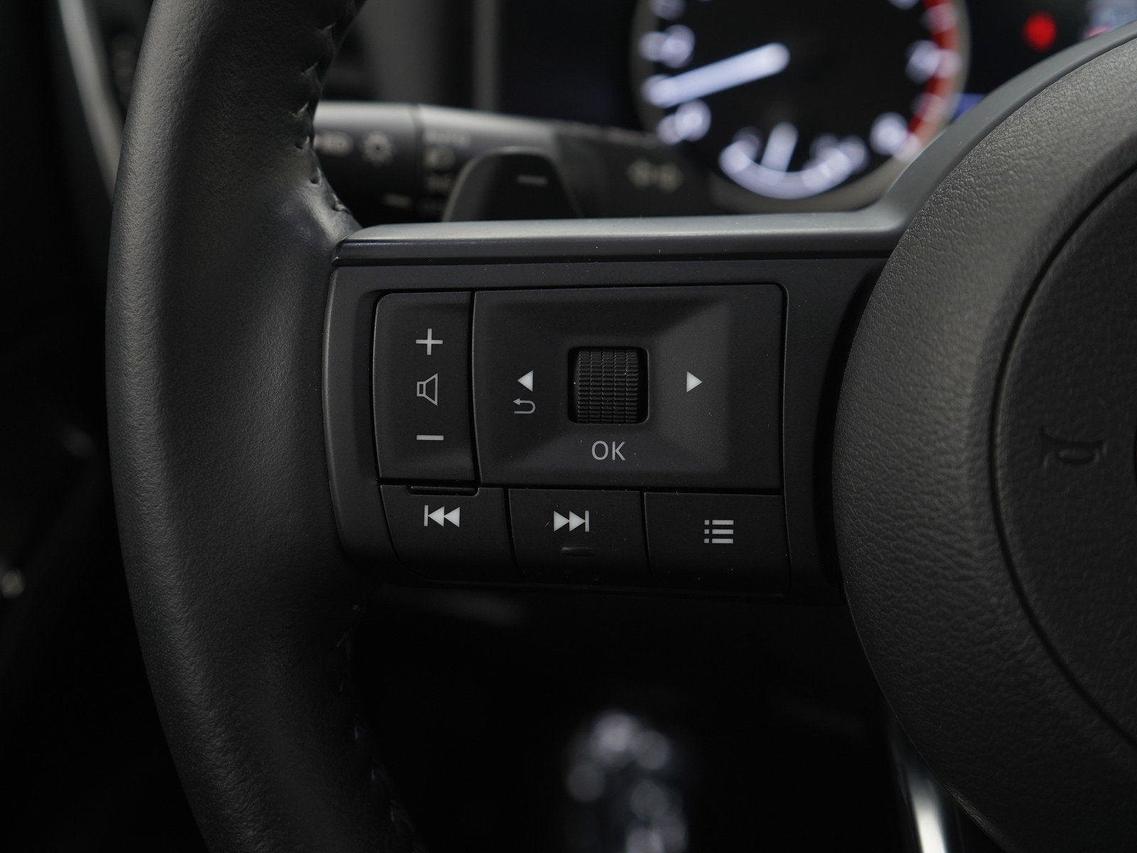 Used 2024 Nissan Rogue SV w/ SV Premium Package image 25