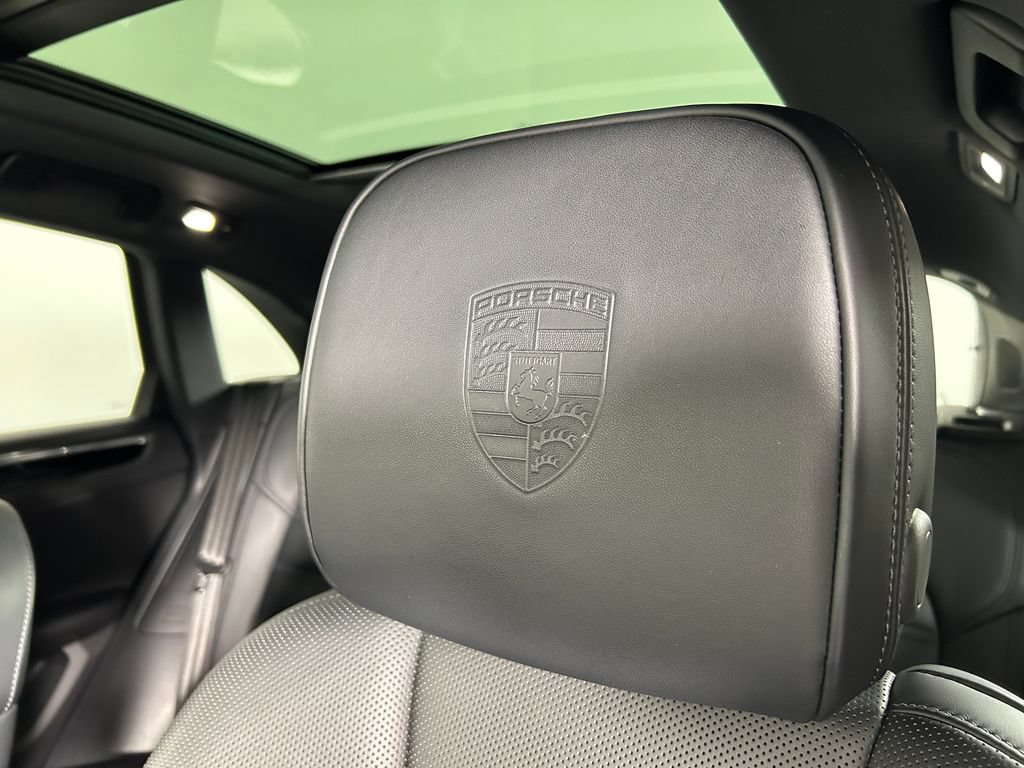 Certified 2025 Porsche Macan AWD/4WD image 16