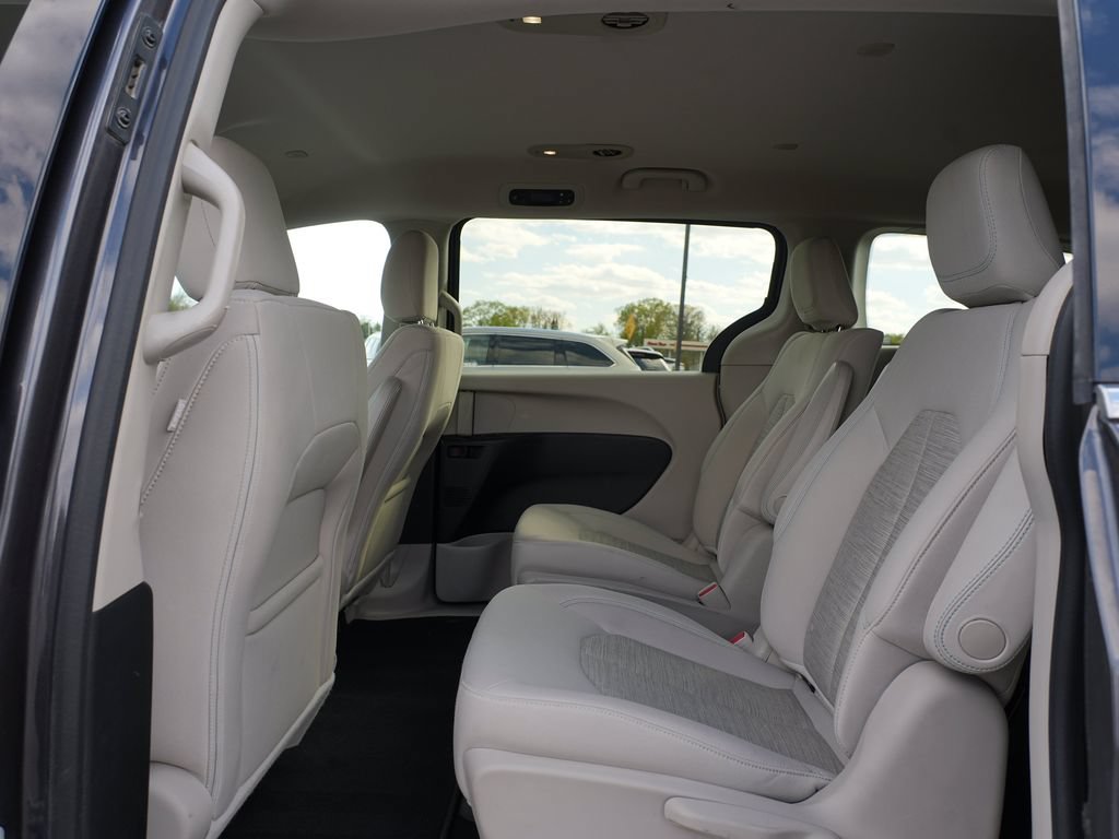 Used 2017 Chrysler Pacifica Touring Plus FWD image 18