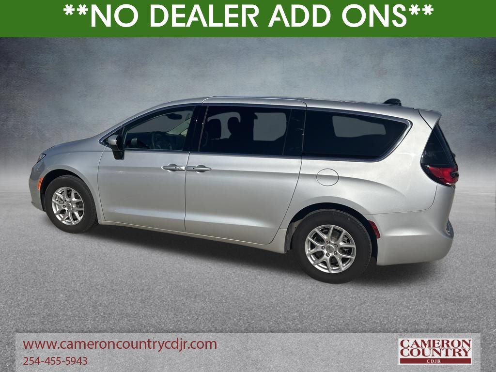 Used 2023 Chrysler Pacifica Touring-L FWD image 3