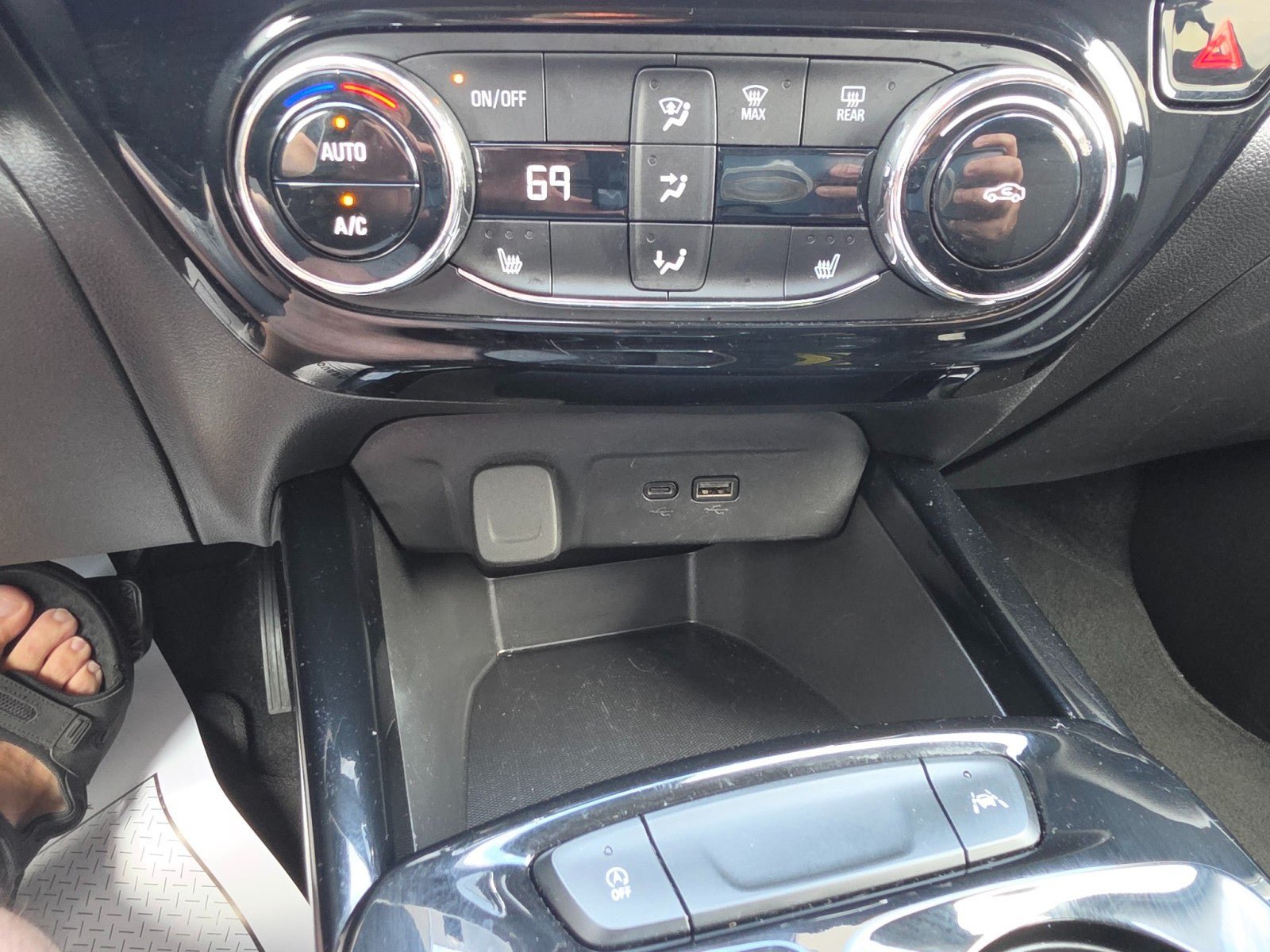 Used 2025 Chevrolet Trax LT w/ LT Convenience Package FWD image 41