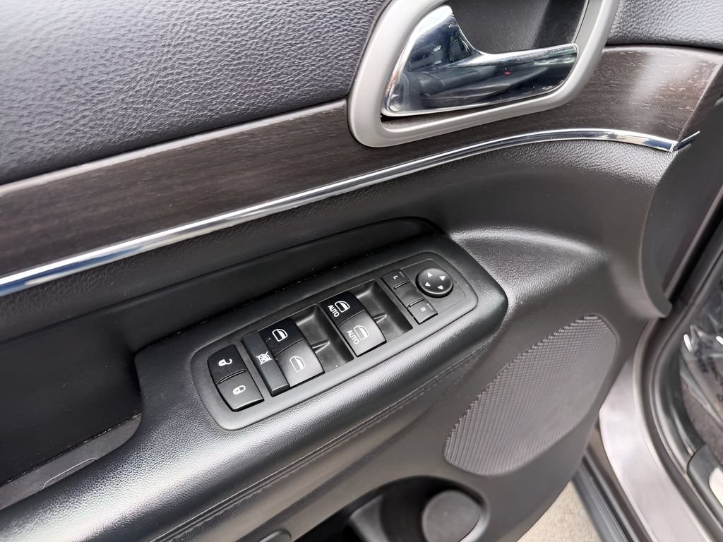 Used 2018 Jeep Grand Cherokee Limited AWD/4WD image 12