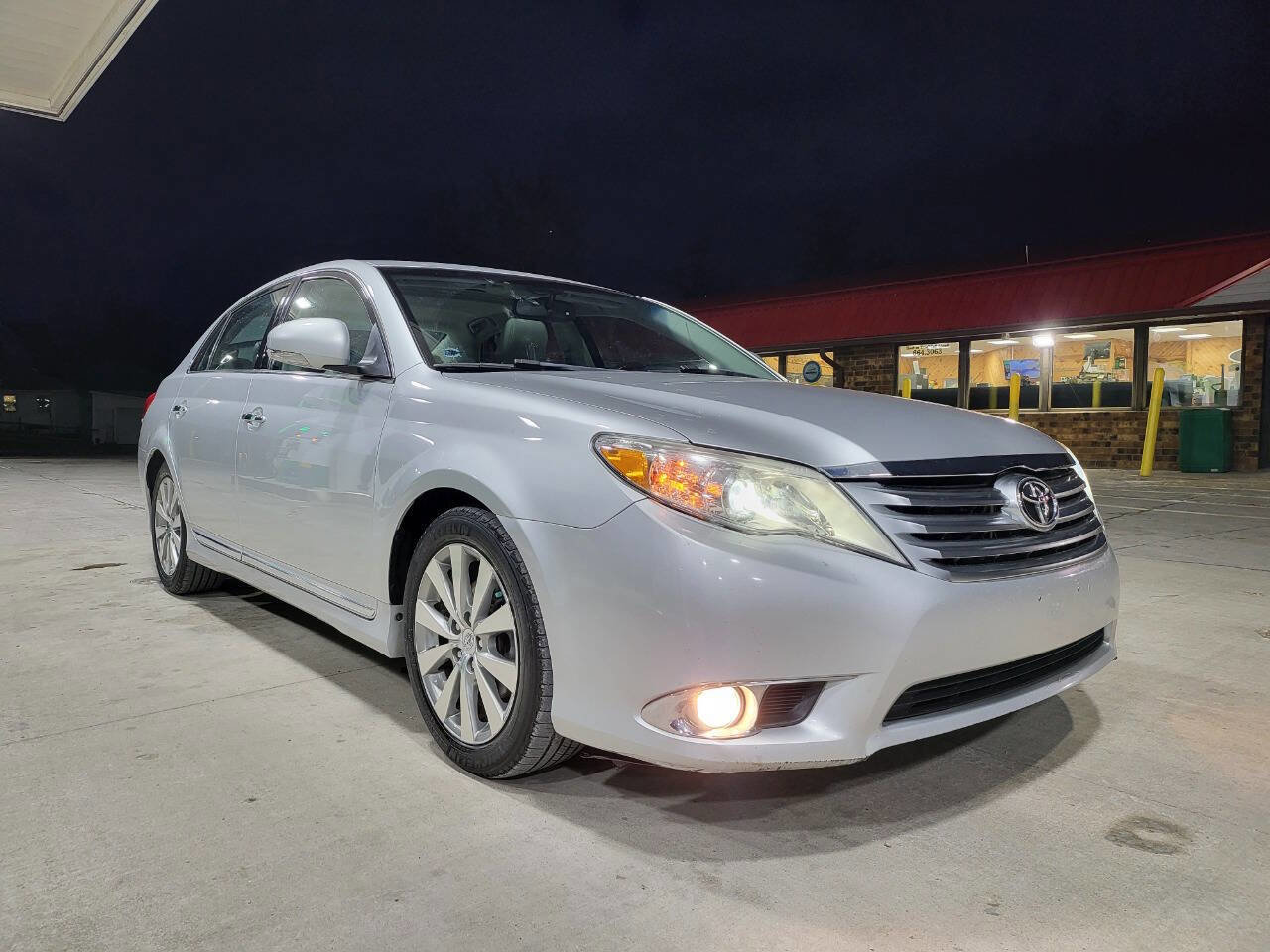 Used 2011 Toyota Avalon Limited FWD image 1