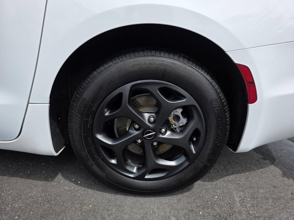 Used 2021 Chrysler Pacifica Limited w/ S Appearance Package FWD image 11