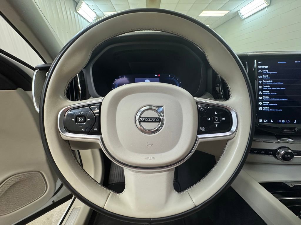 Used 2023 Volvo XC60 B5 Plus image 34