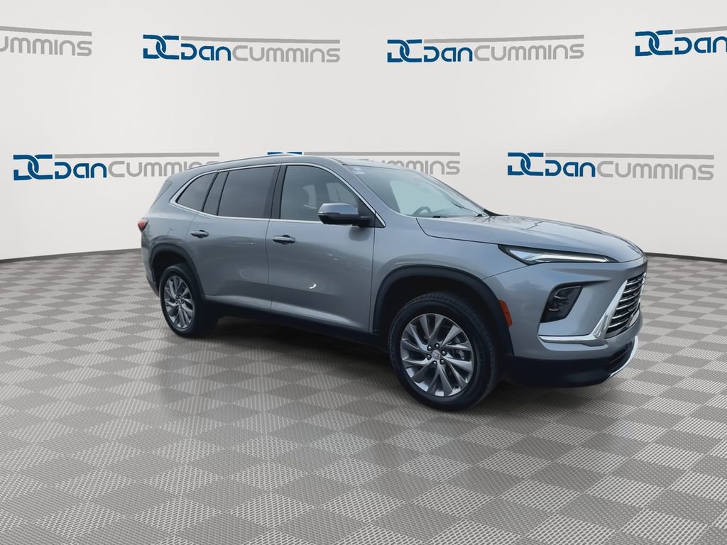 Used 2025 Buick Enclave Preferred AWD/4WD image 2