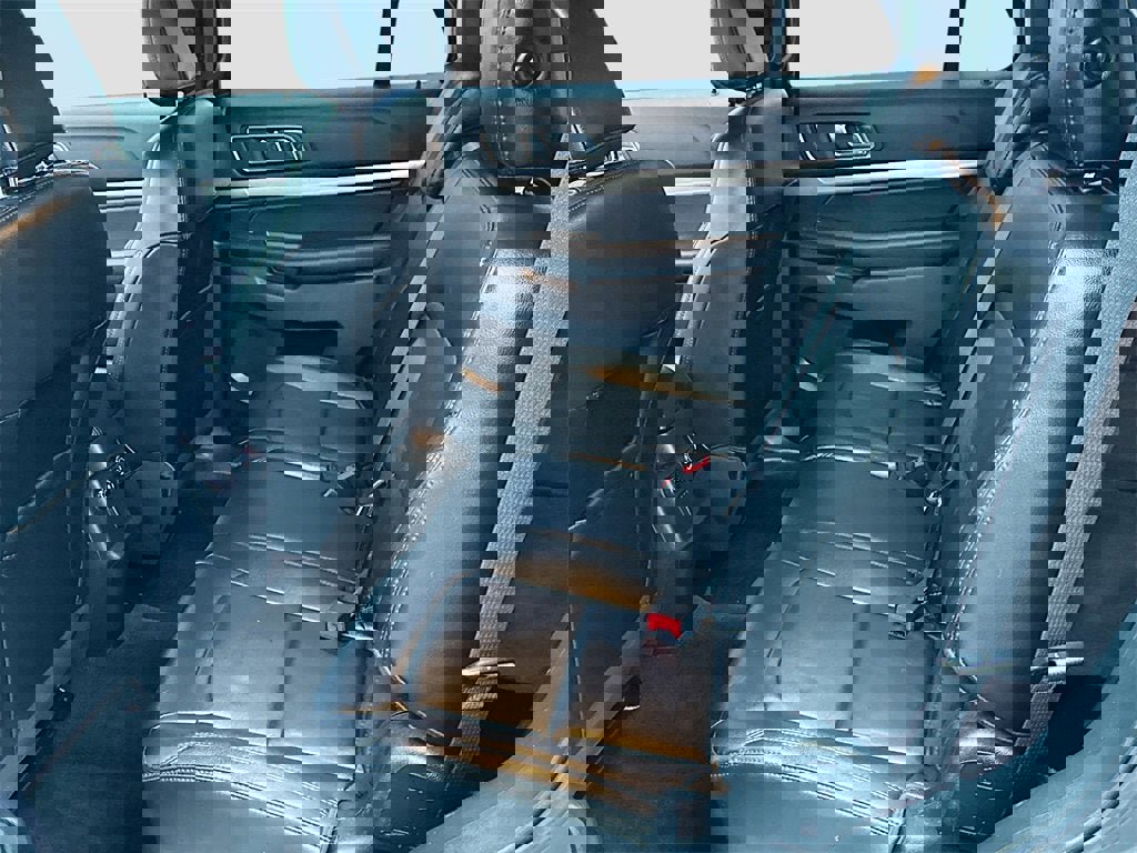 Used 2018 Ford Explorer XLT w/ Equipment Group 202A image 5