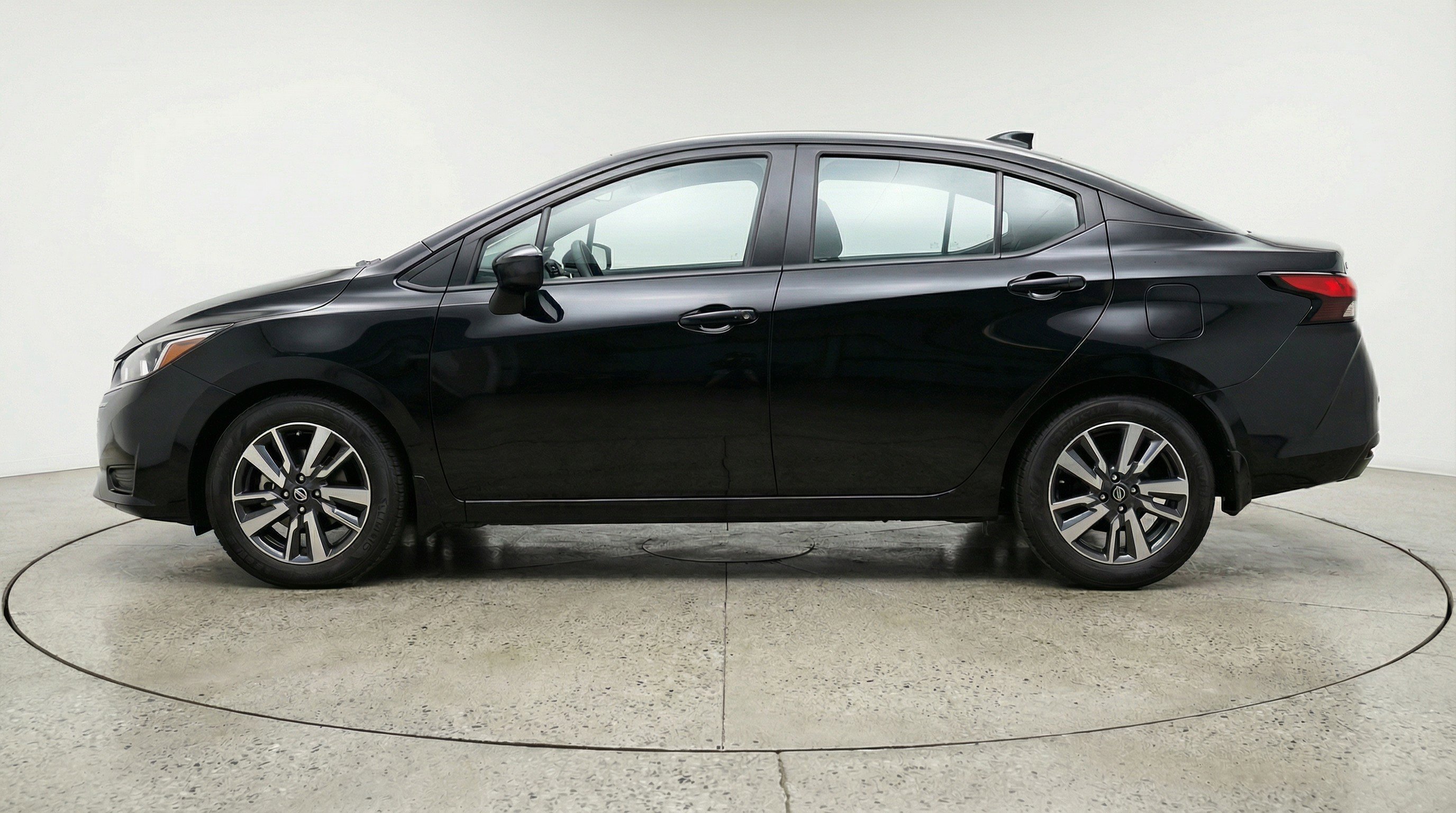 Used 2025 Nissan Versa SV image 5