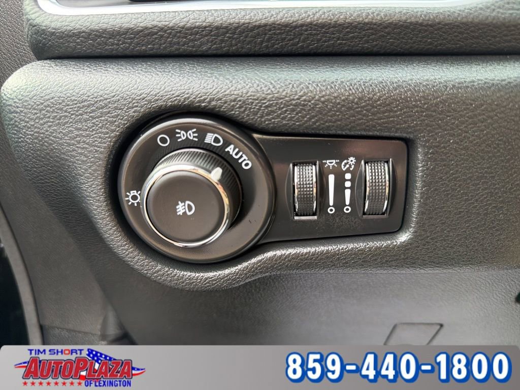 Used 2025 Chrysler Pacifica Limited image 19
