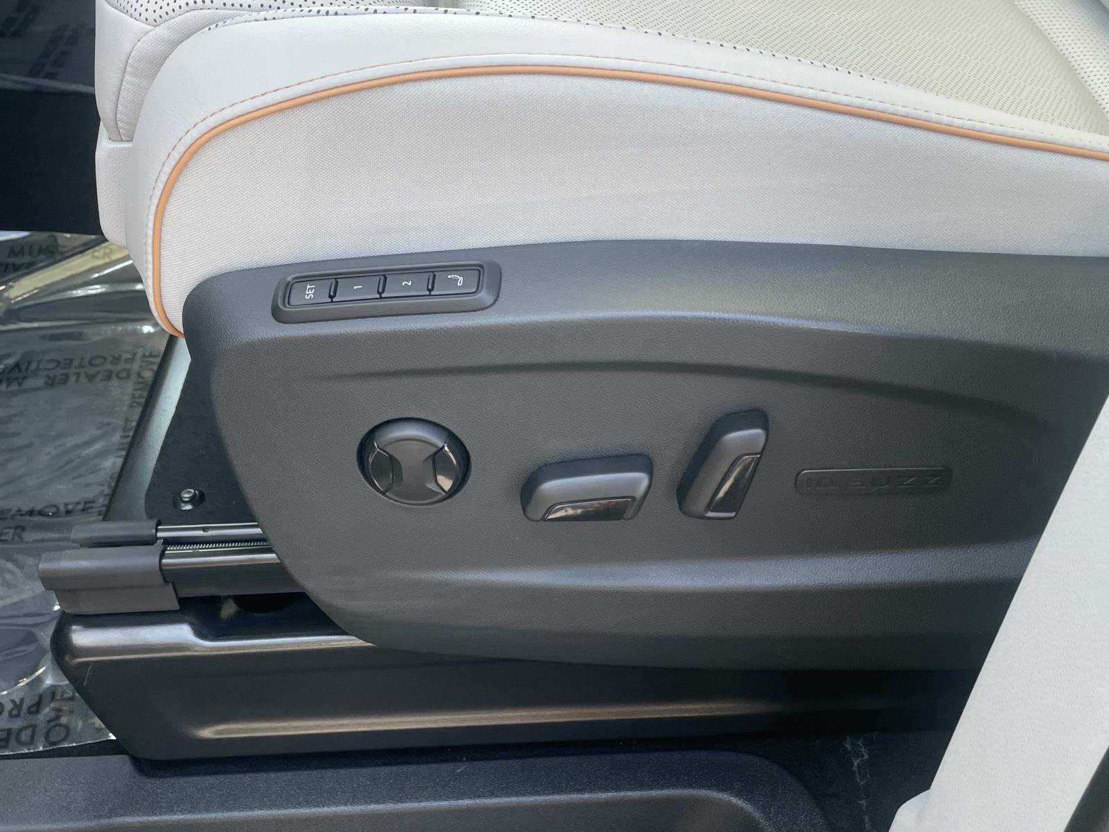 Certified 2025 Volkswagen ID. Buzz Pro S Plus AWD/4WD image 23