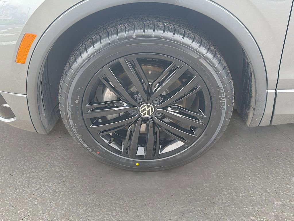 Used 2022 Volkswagen Tiguan SE R-Line image 41