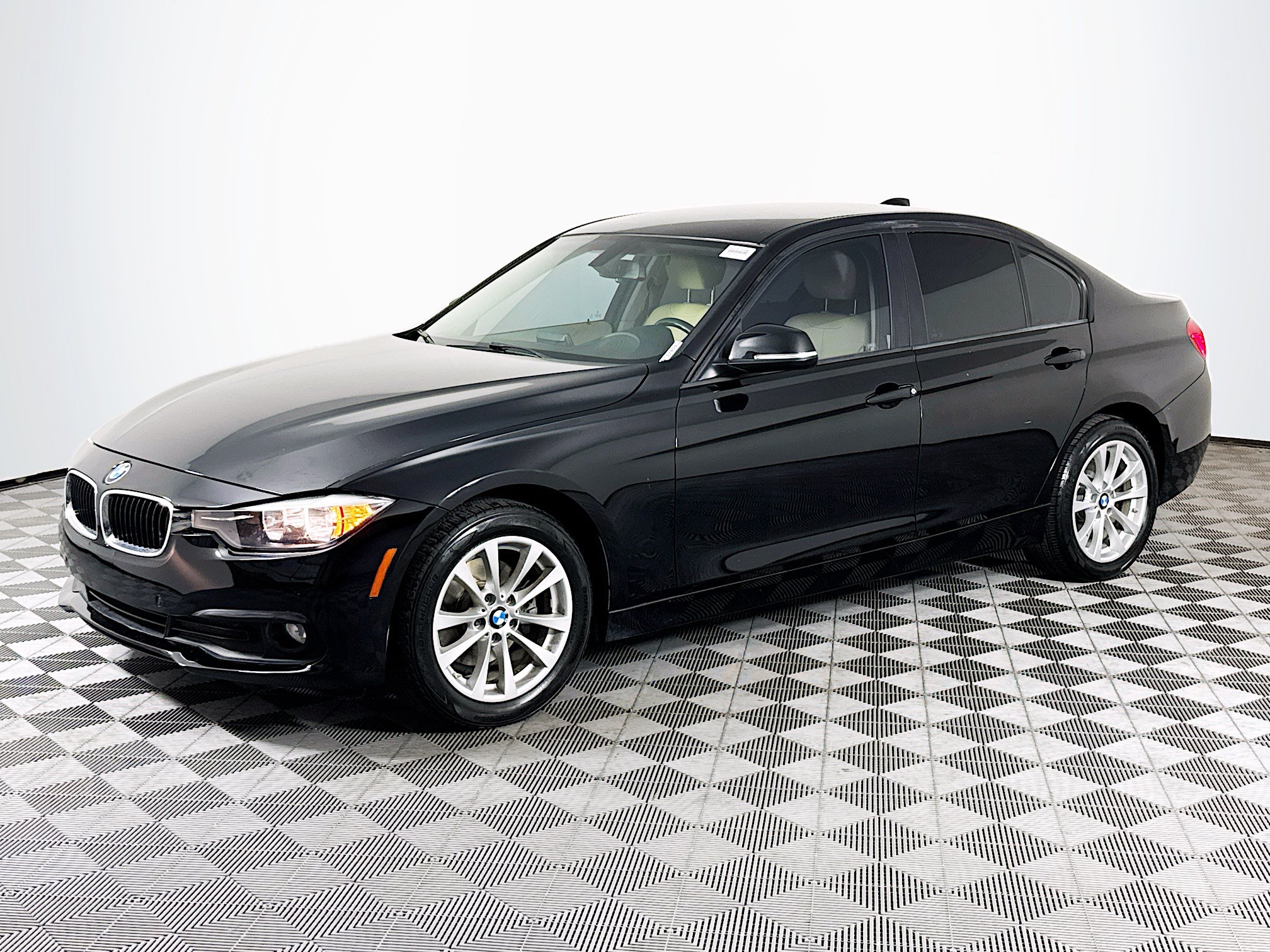 Used 2016 BMW 320i Sedan w/ Driver Assistance Package RWD image 4
