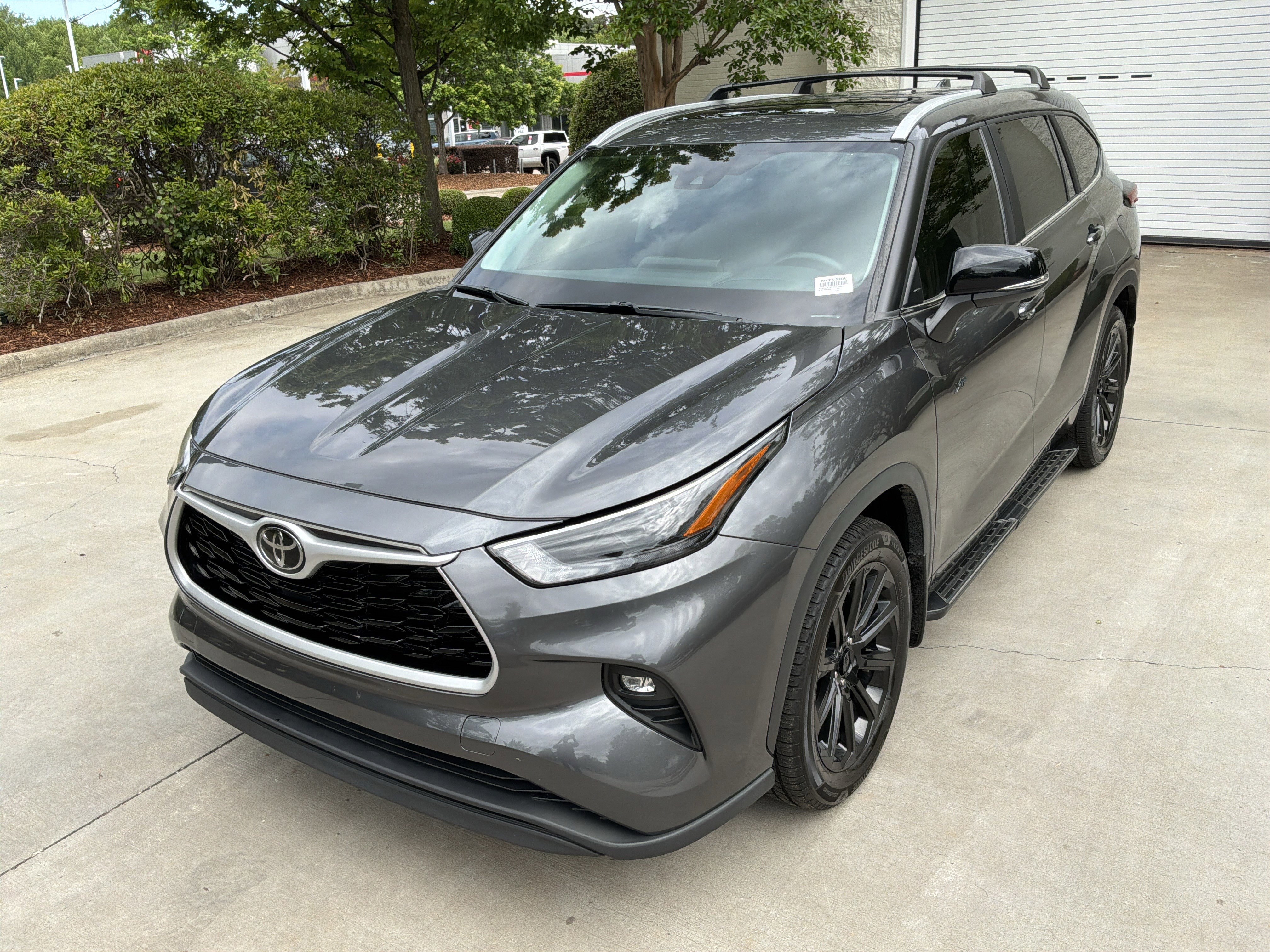 Used 2023 Toyota Highlander XLE FWD image 5