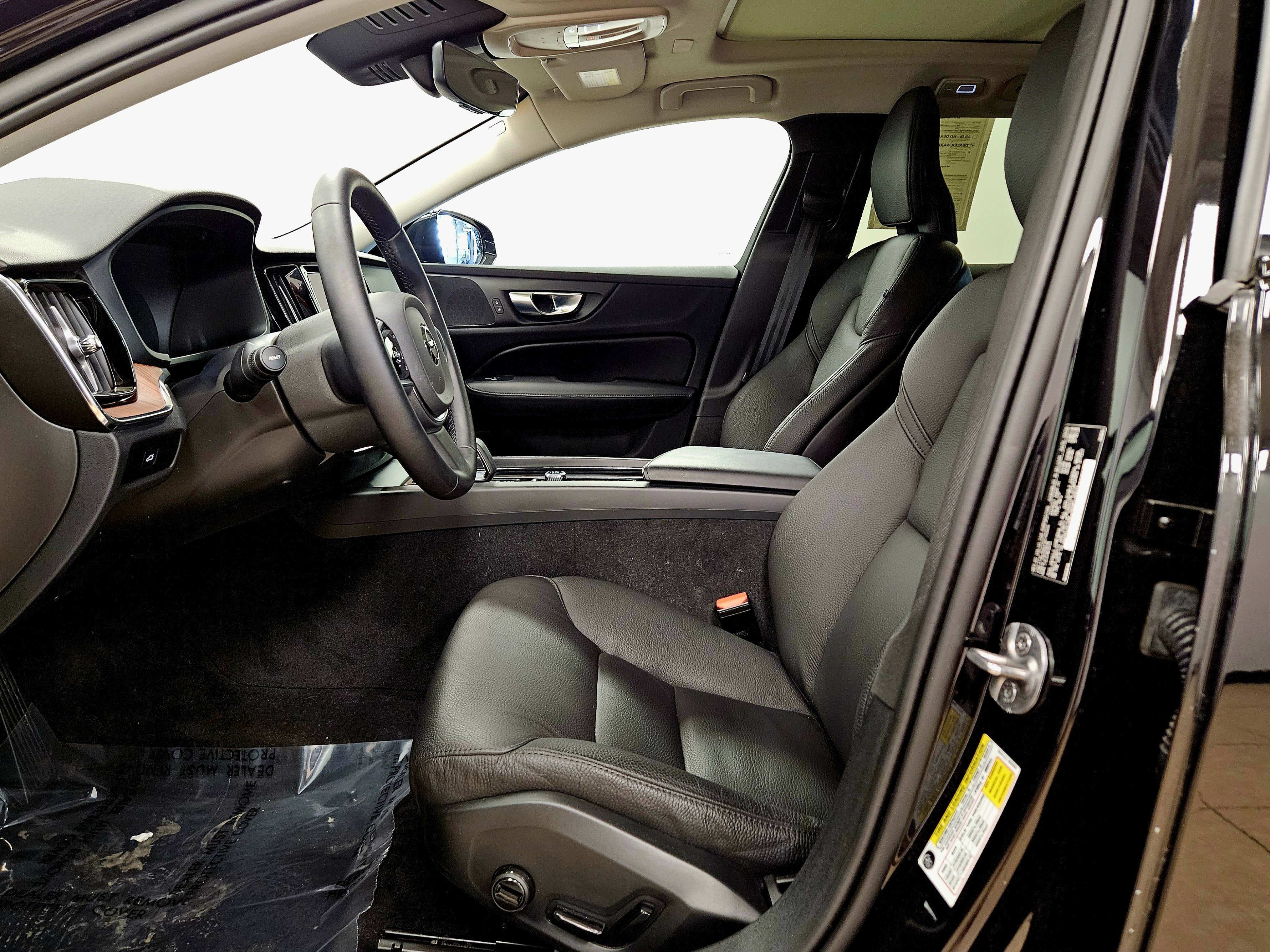 Used 2024 Volvo V60 B5 Cross Country Plus image 8