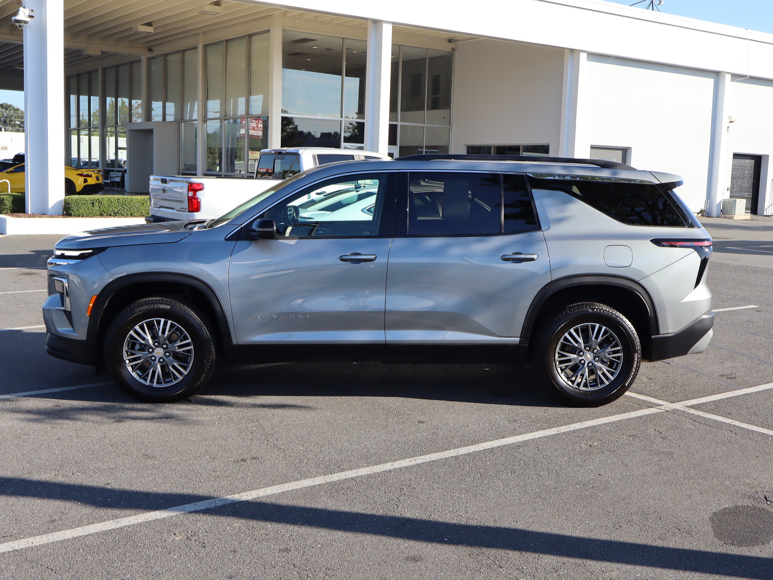 Used 2025 Chevrolet Traverse LT FWD image 7