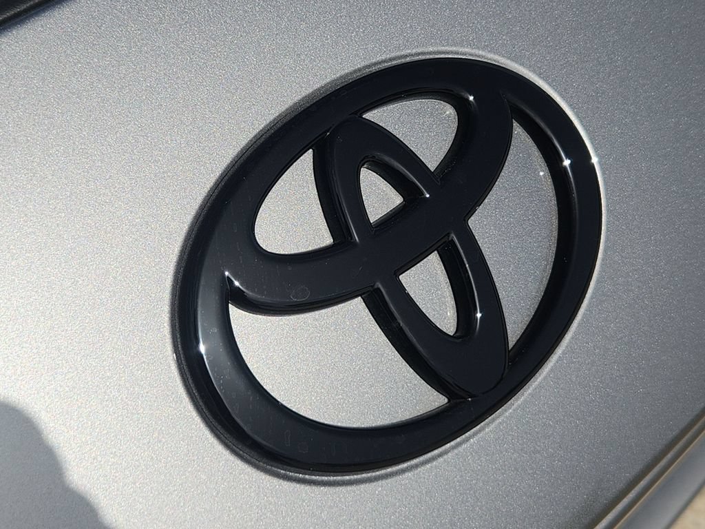 New 2026 Toyota Camry Hybrid FWD image 12