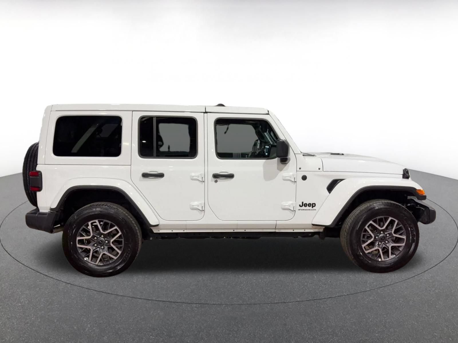 Used 2025 Jeep Wrangler Unlimited Sahara AWD/4WD image 15