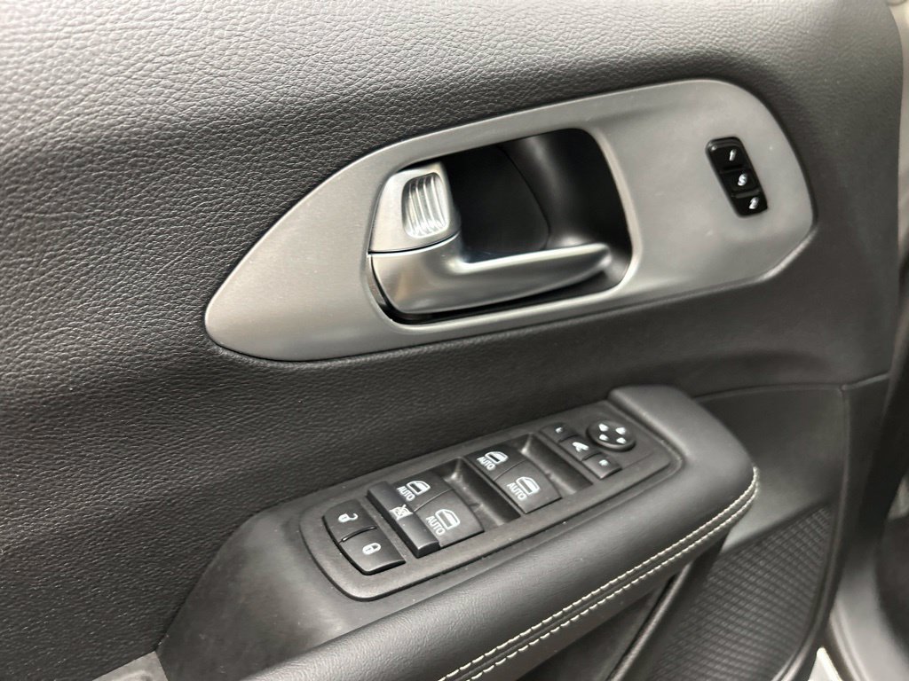 Used 2025 Chrysler Pacifica Limited FWD image 28