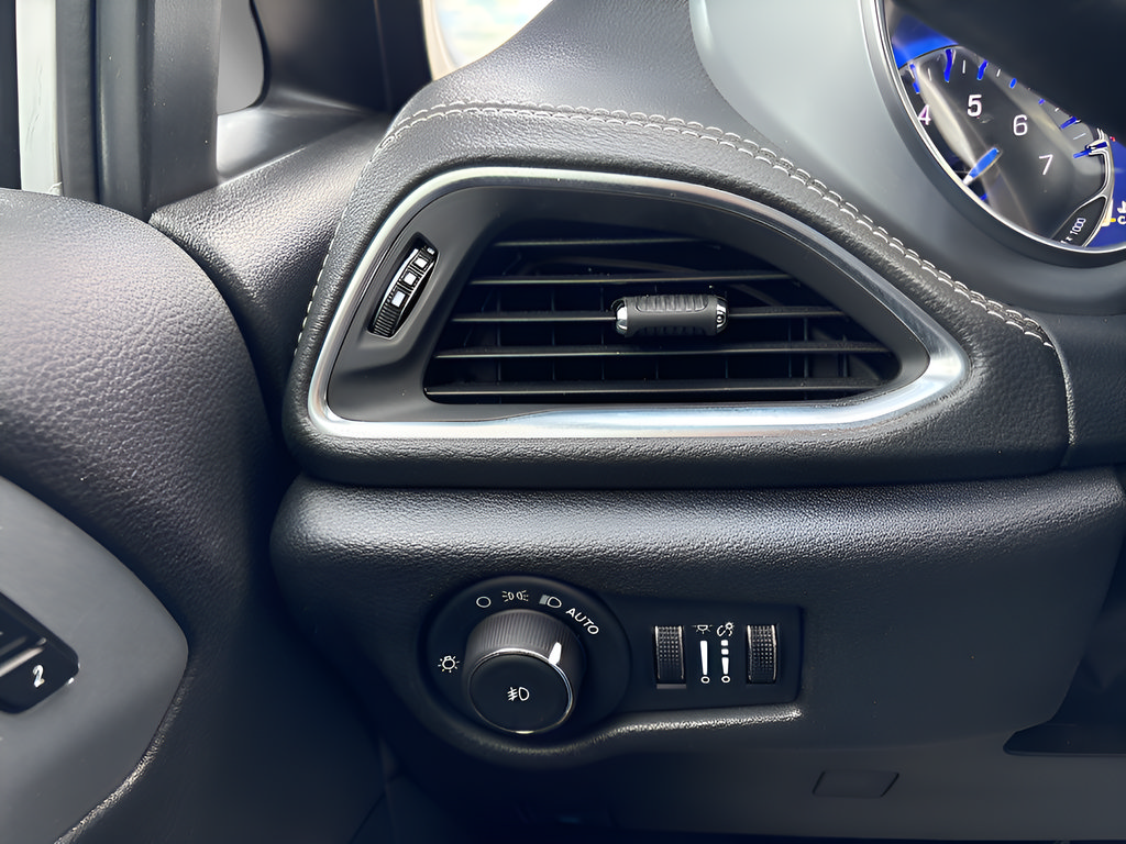 Used 2025 Chrysler Pacifica Limited FWD image 44