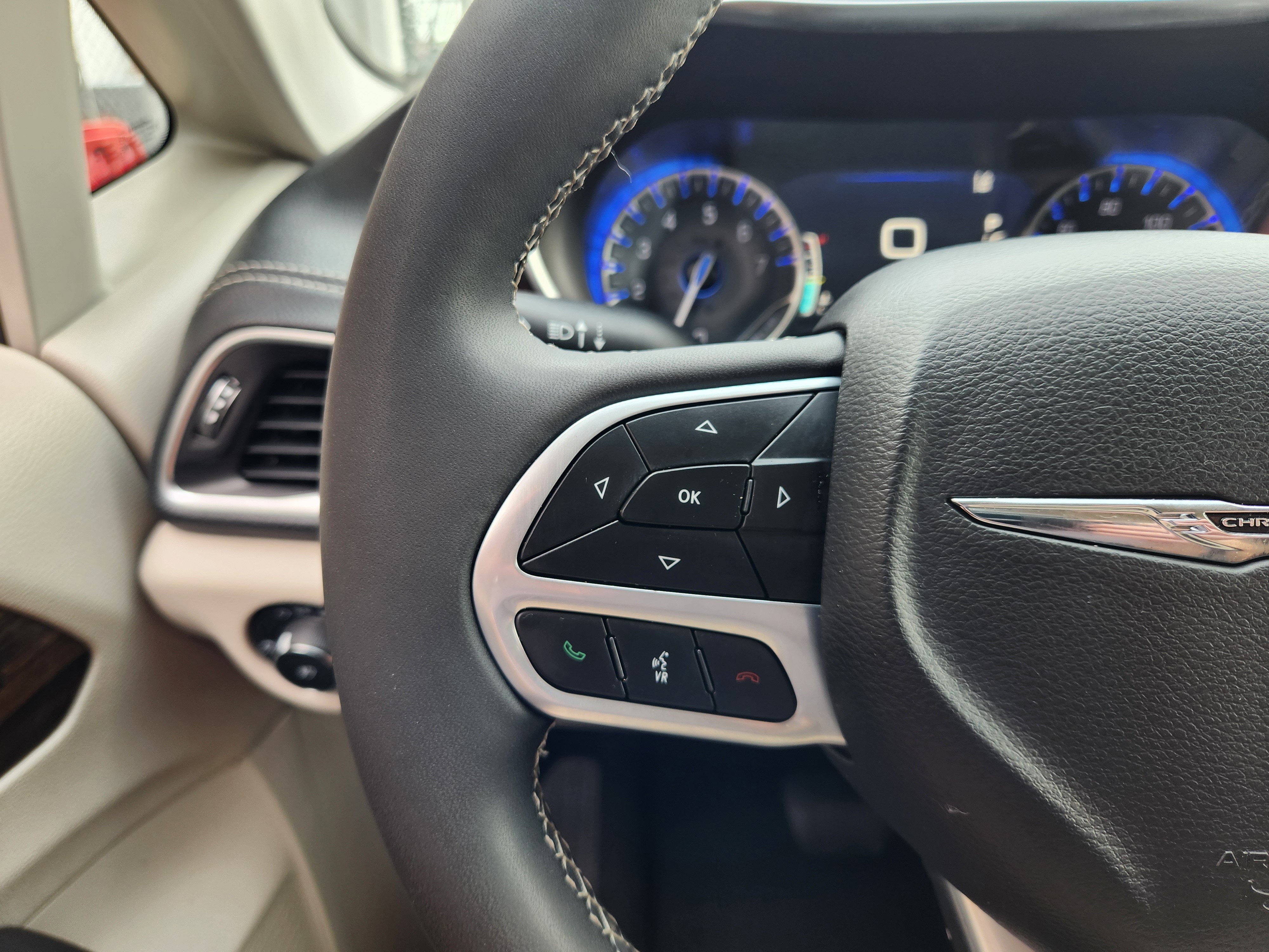 Used 2023 Chrysler Pacifica Limited FWD image 30