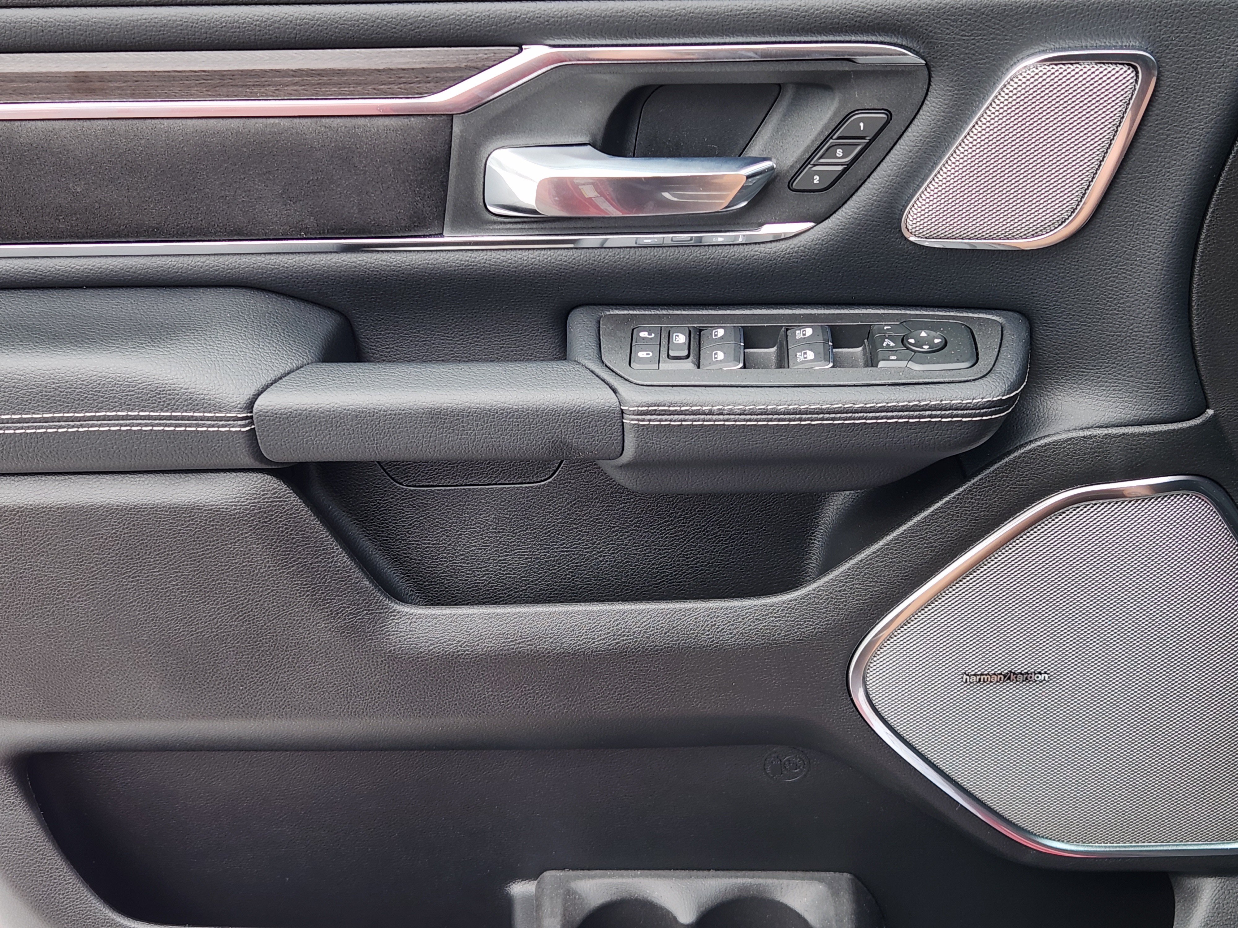 New 2026 RAM 1500 Laramie AWD/4WD image 18