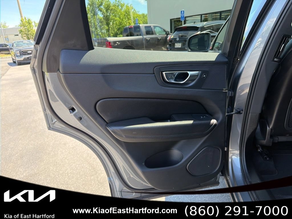 Used 2021 Volvo XC60 T5 Momentum AWD/4WD image 18
