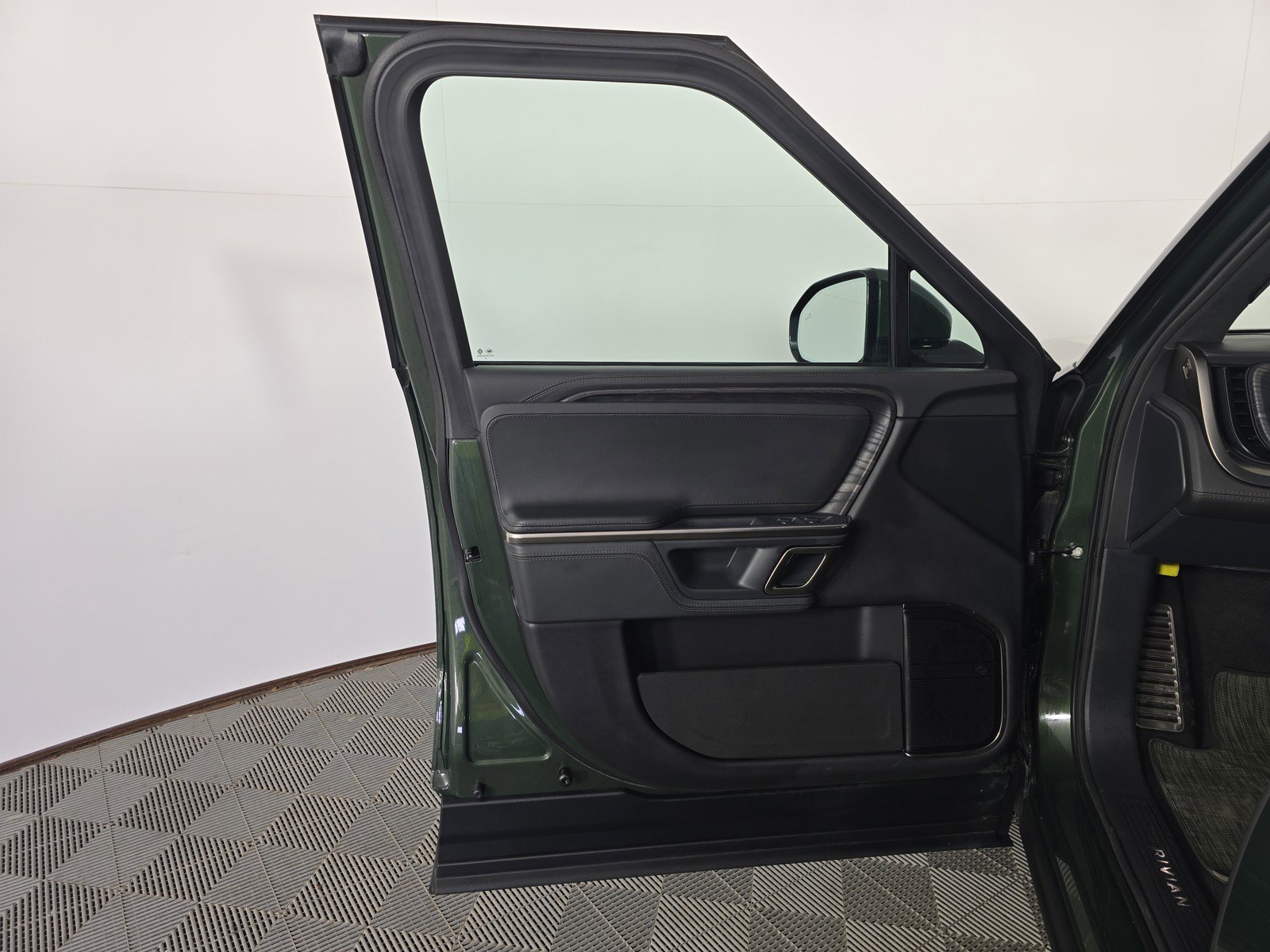 Used 2024 Rivian R1S Adventure AWD/4WD image 16