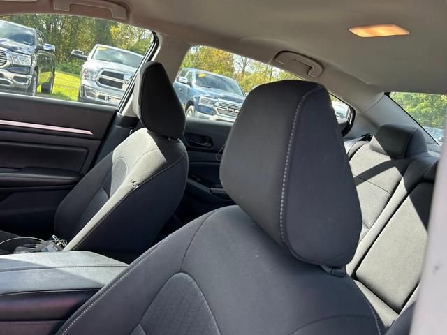 Used 2023 Nissan Altima 2.5 SV FWD image 12