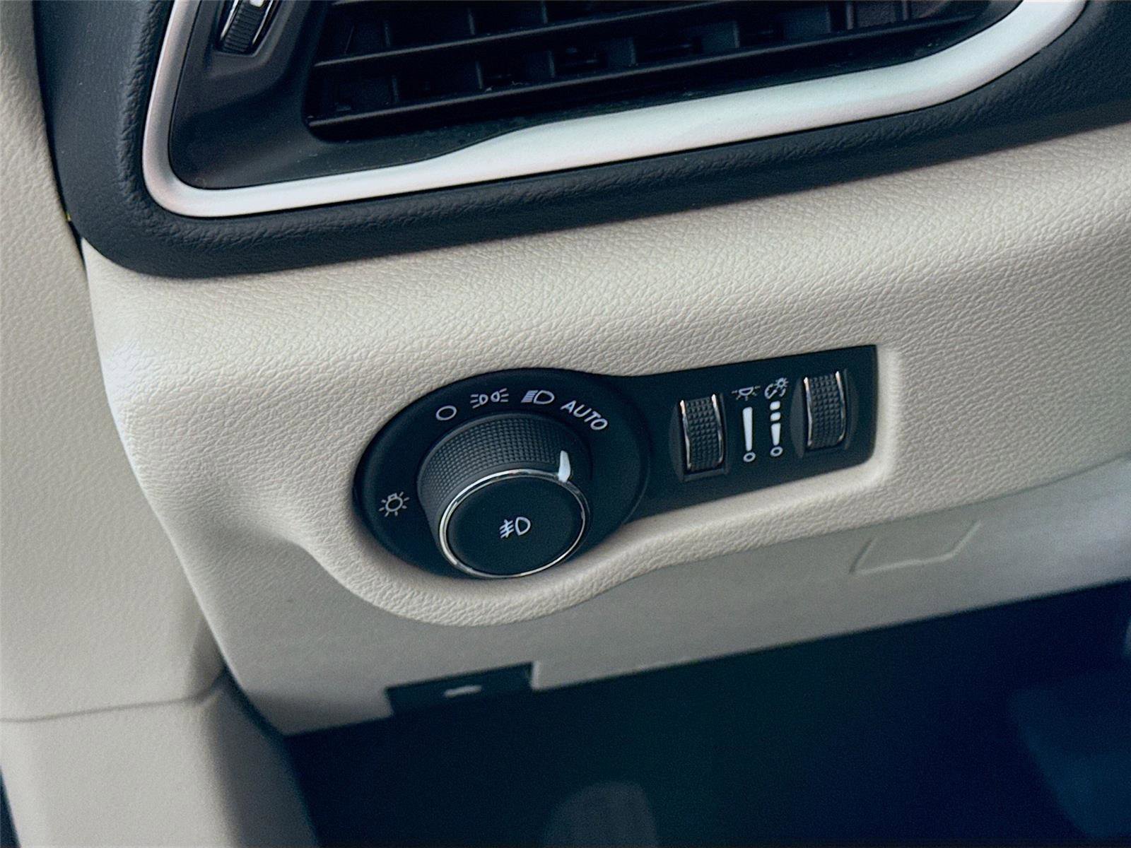 Used 2023 Chrysler Pacifica Touring-L image 4