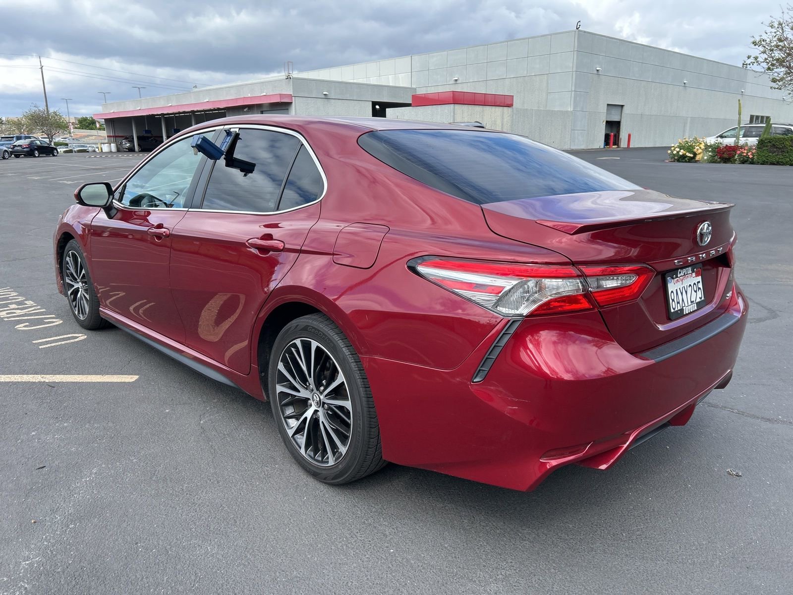 Used 2018 Toyota Camry SE image 3