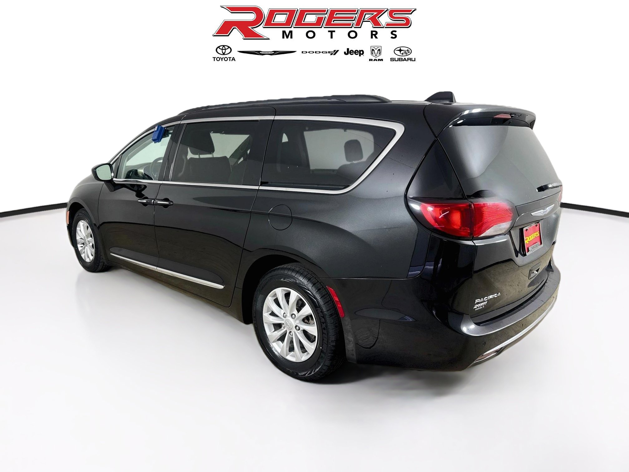 Used 2017 Chrysler Pacifica Touring-L FWD image 6