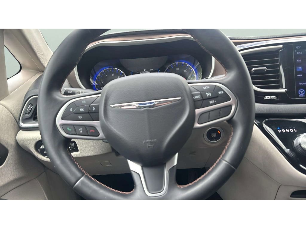 Used 2017 Chrysler Pacifica Touring-L FWD image 16