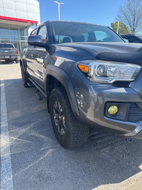 Used 2017 Toyota Tacoma TRD Off-Road image 1