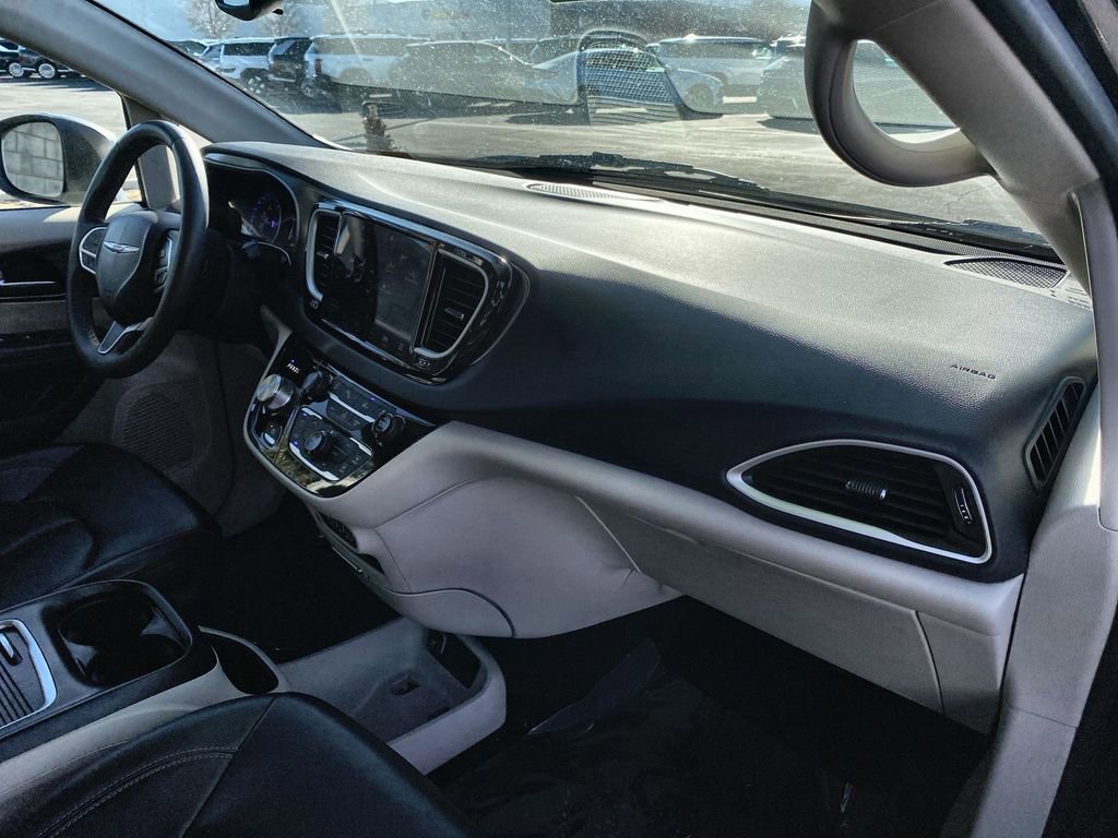 Used 2023 Chrysler Pacifica Touring-L image 28