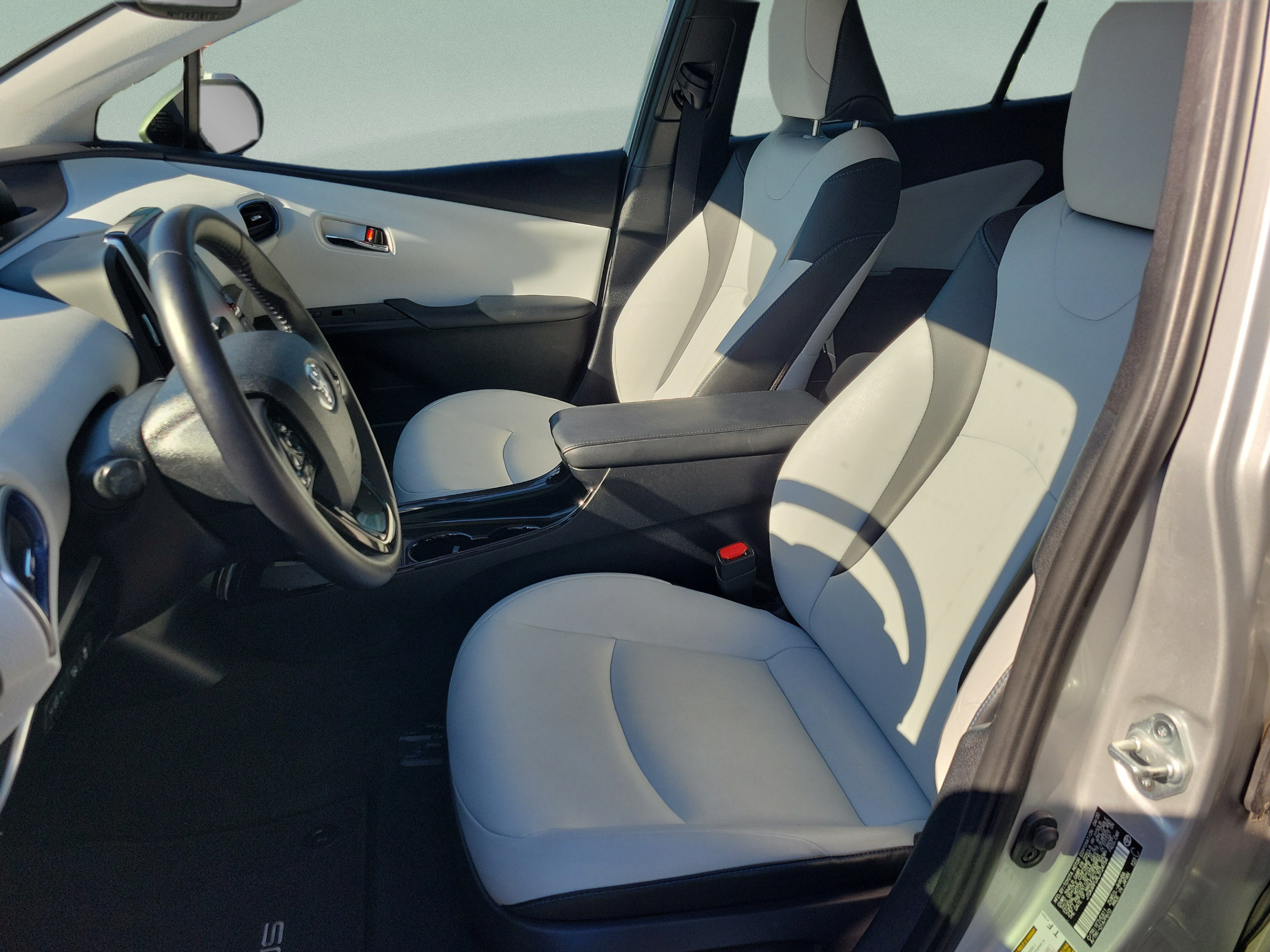 Used 2020 Toyota Prius Limited w/ Premium Convenience Package FWD image 8