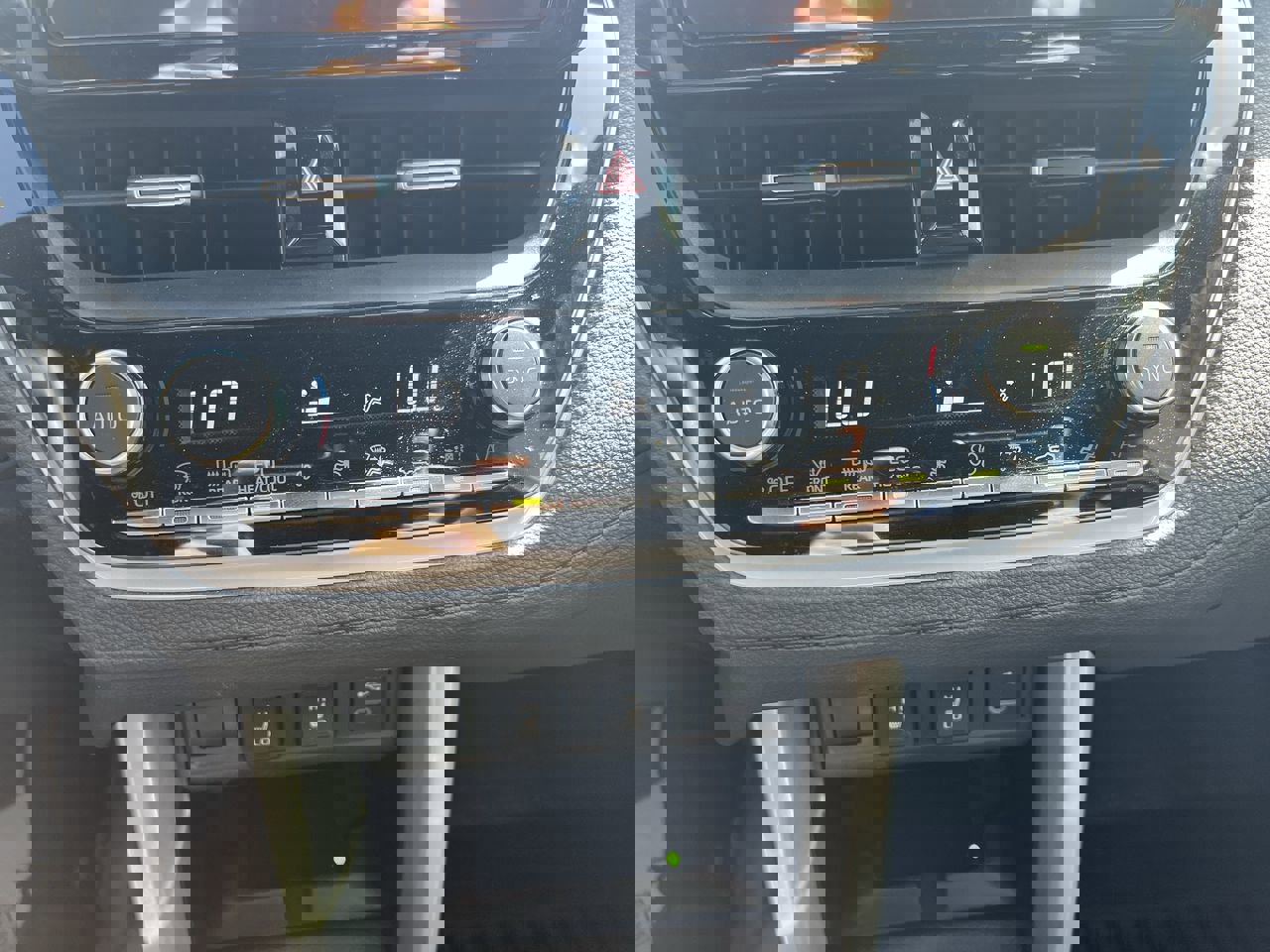 Used 2024 Toyota Corolla Cross XSE w/ Convenience Package image 29