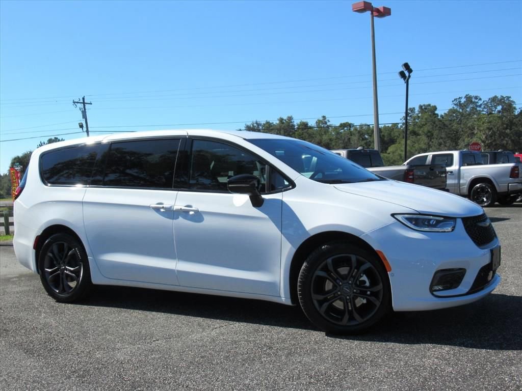 New 2026 Chrysler Pacifica Select FWD image 2