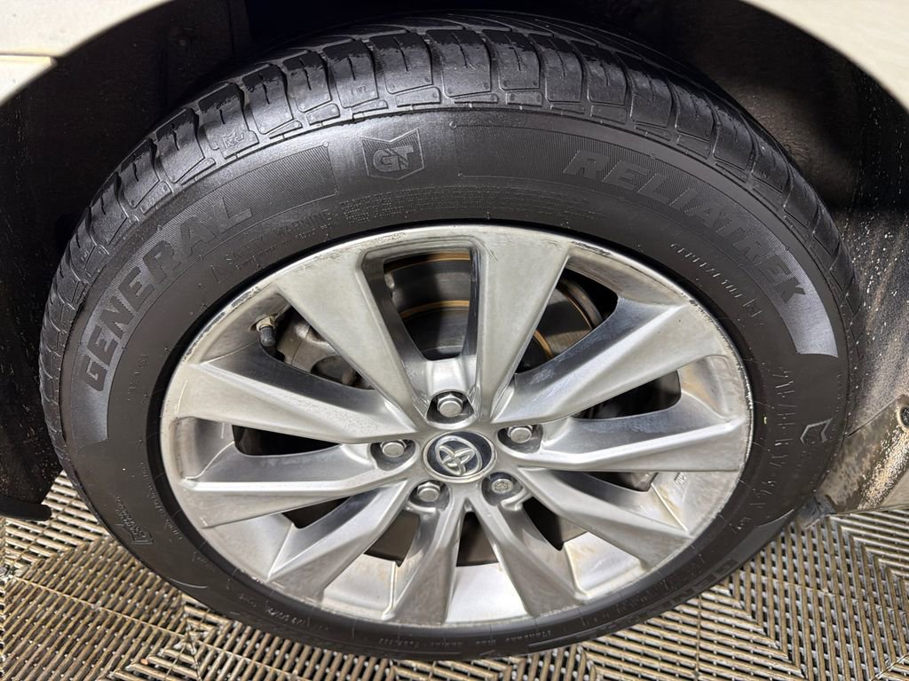 Used 2015 Toyota Camry XLE w/ Moonroof Package FWD image 18