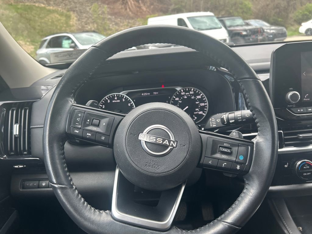 Used 2022 Nissan Pathfinder SV image 13