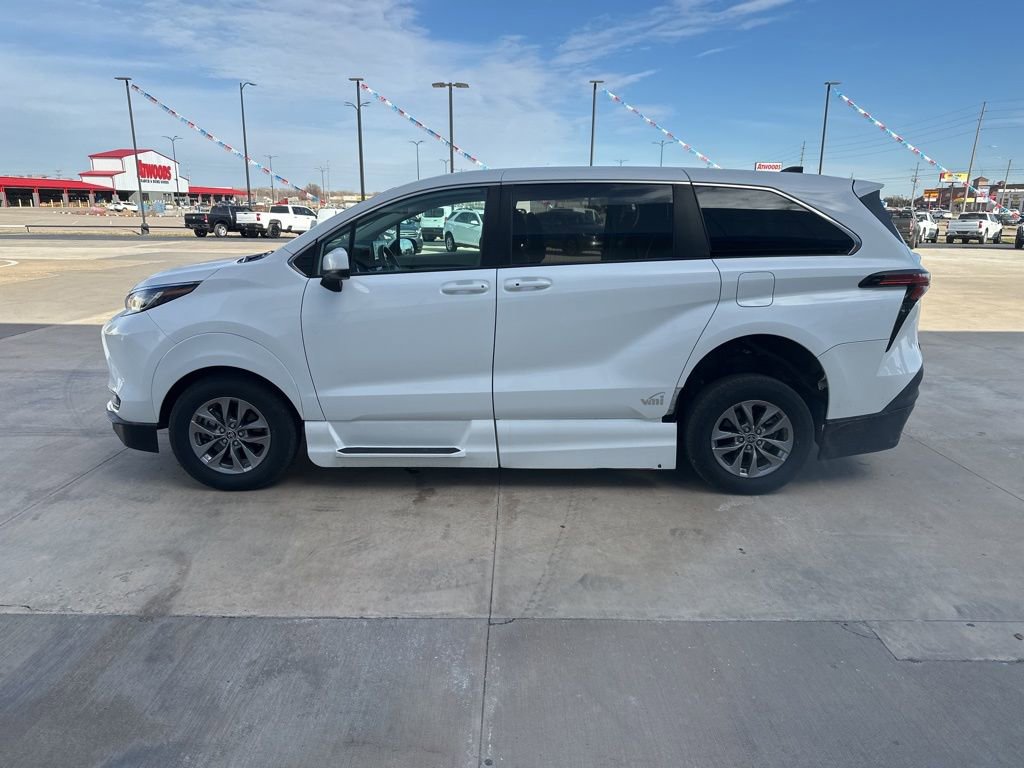 Used 2022 Toyota Sienna LE image 32