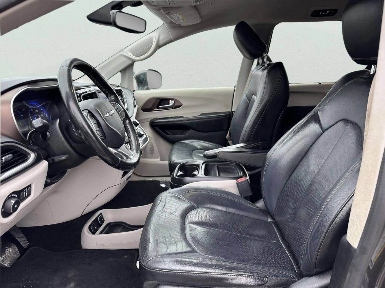 Used 2019 Chrysler Pacifica Touring-L image 11