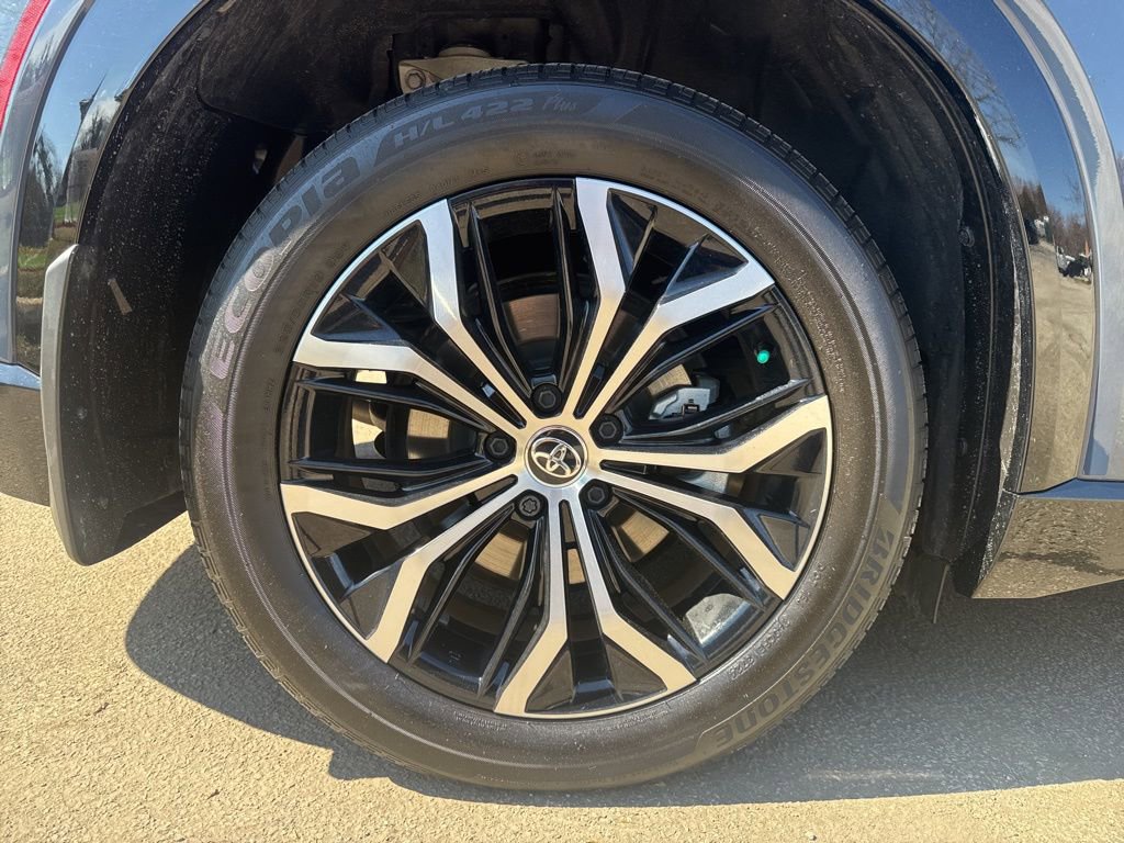 Used 2025 Toyota Crown Signia XLE image 11